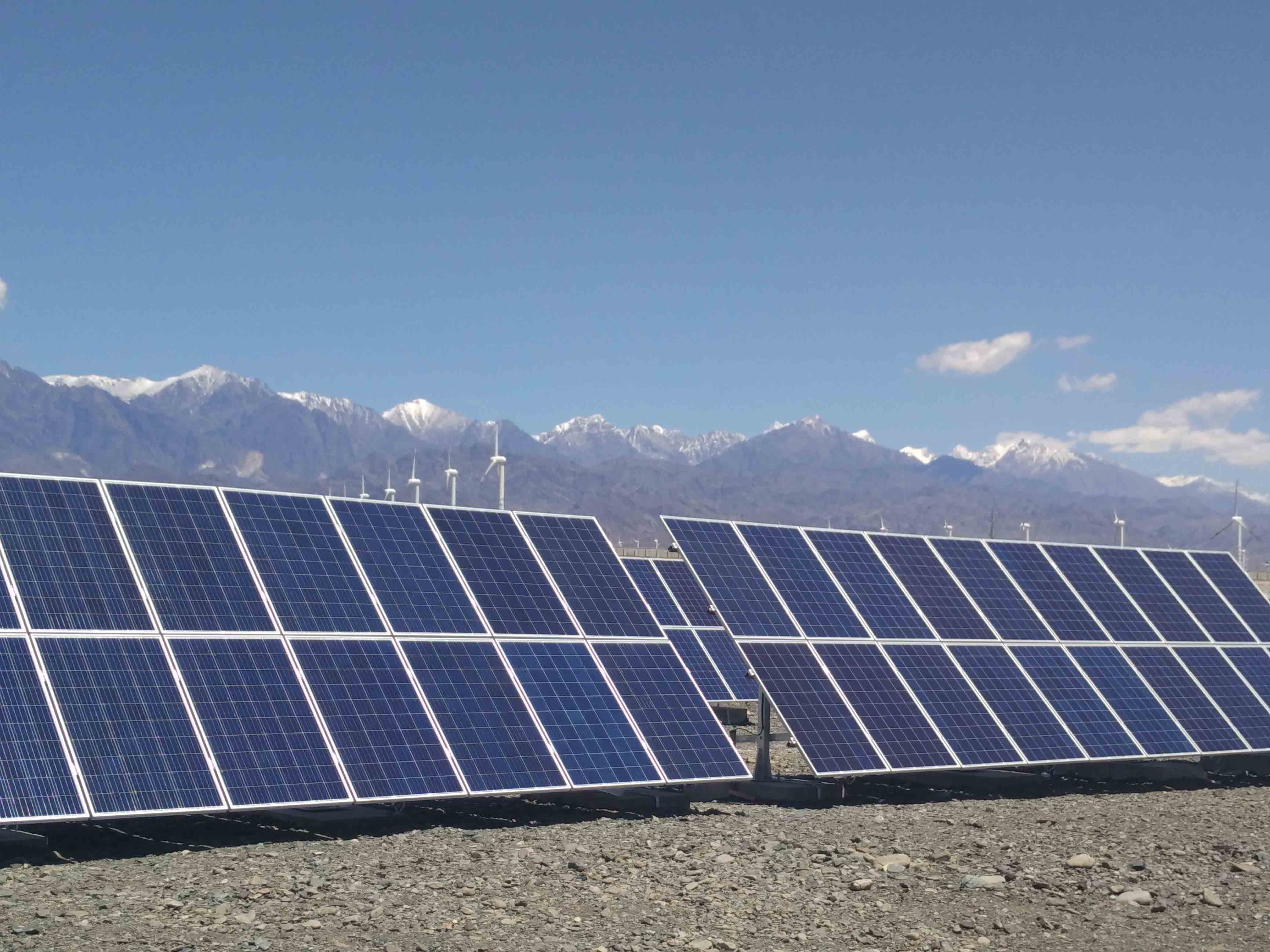 新疆空管局使用光、儲、柴多能互補微電網系統(tǒng)：提供導航站全天不間斷供電(圖1)